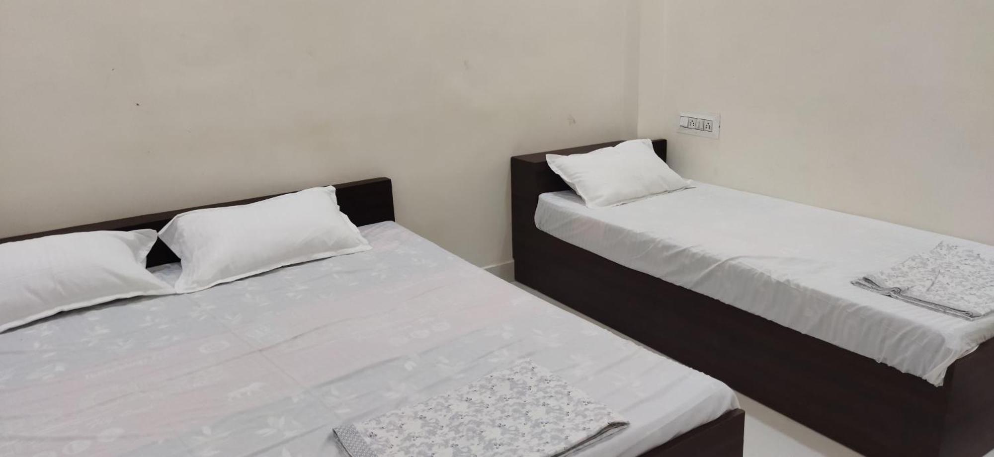 Shree Gajlaxmi Hotel Walking Distance From Mahakaleswar Ujjain Eksteriør billede